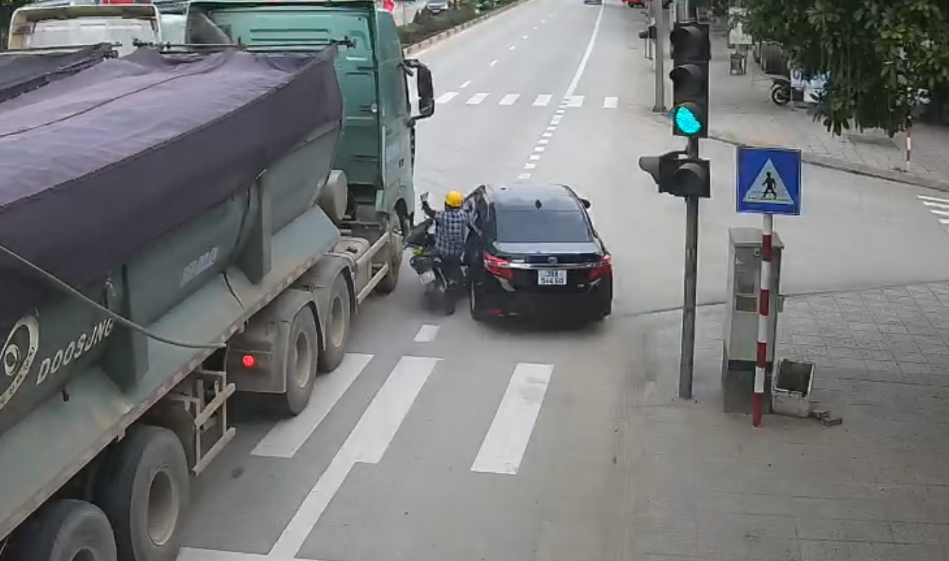 Tạm dừng dạy học thầy giáo lái xe vượt ẩu, chèn xe máy văng vào xe tải