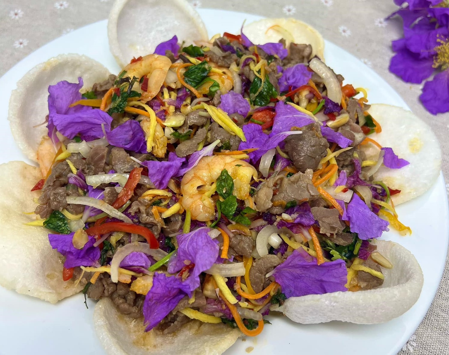 Món gỏi hoa bằng lăng của người phụ nữ Hà Nội gây sốt mạng