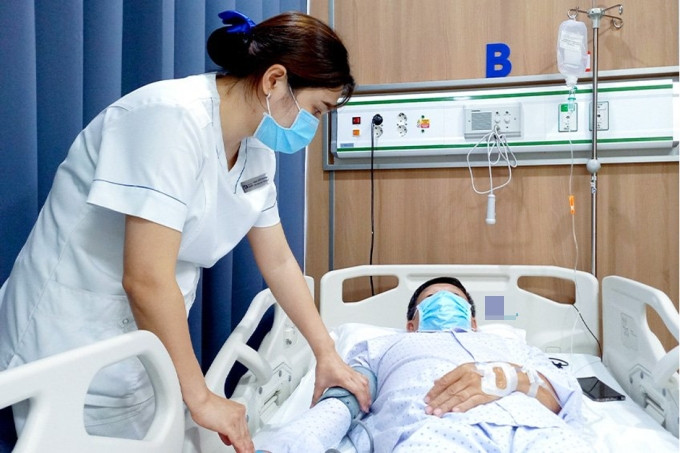 Đi nắng về liền nằm máy lạnh, người đàn ông bị liệt nửa người 