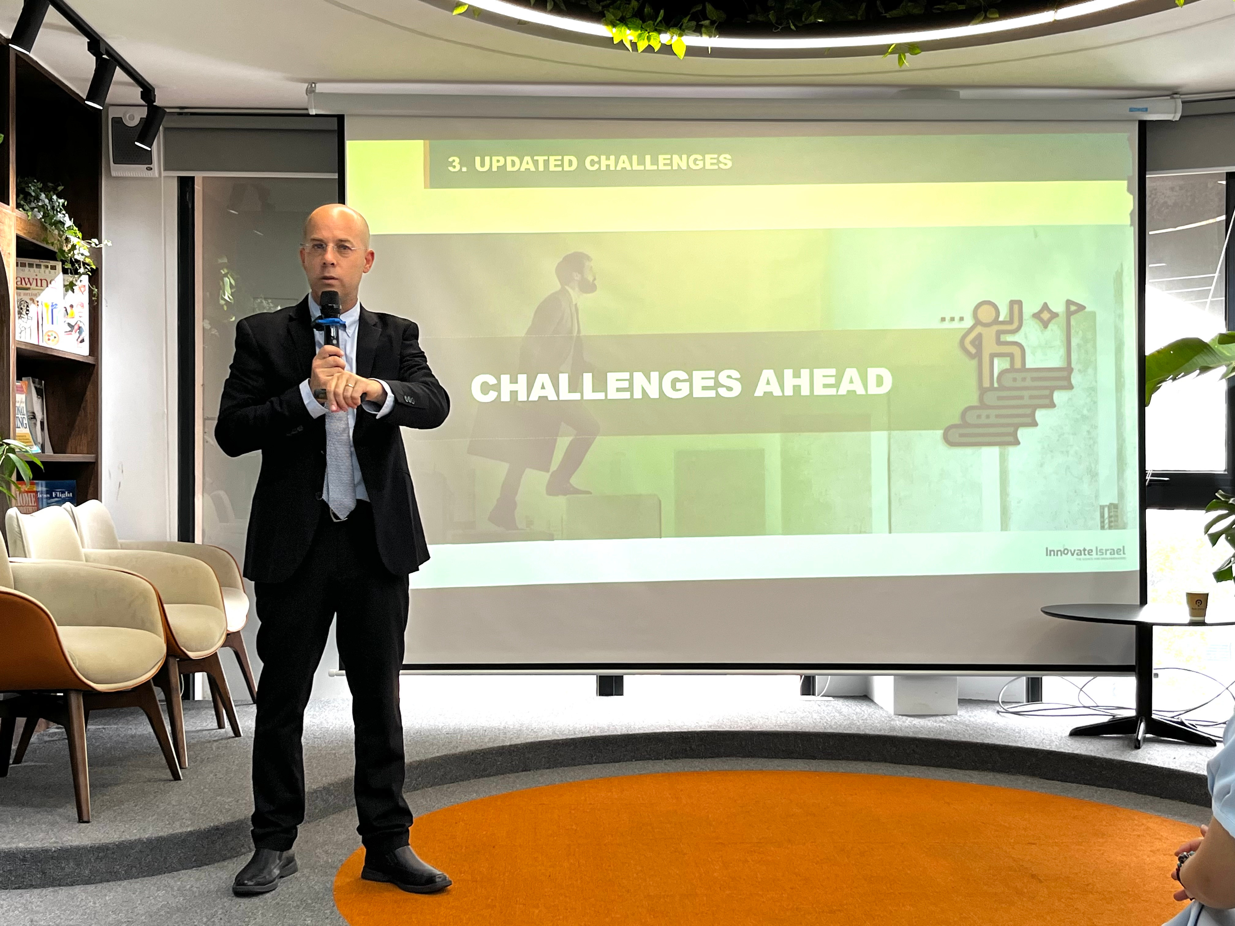 Chuyên gia Israel: Người trẻ biết dùng AI sẽ thay thế những người còn lại