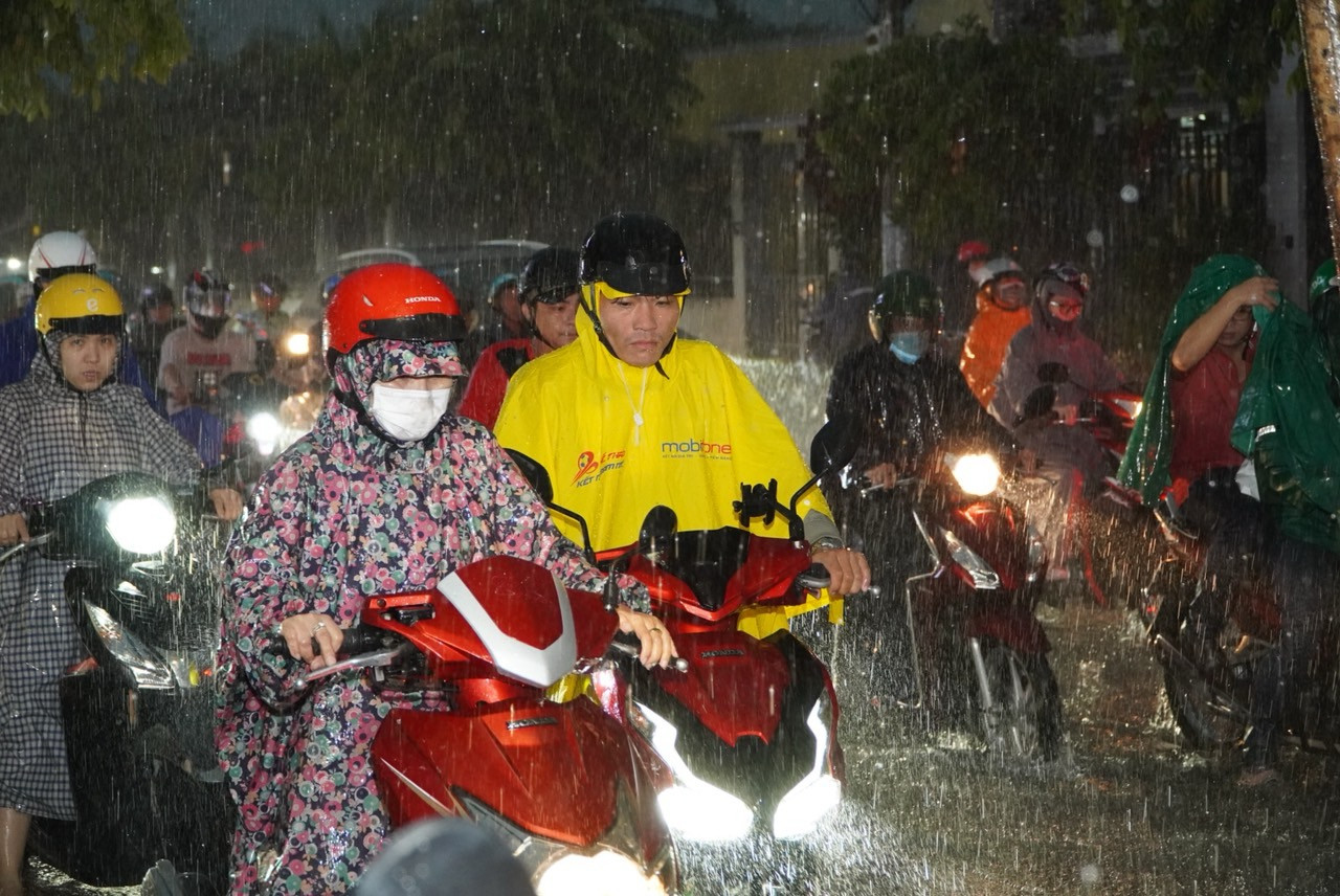 Dự báo thời tiết TP.HCM hôm nay 16/5: Mưa rào và dông vài nơi