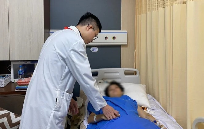 Nữ bác sĩ bị tấm kính quán cà phê đổ vào người hiện ra sao?