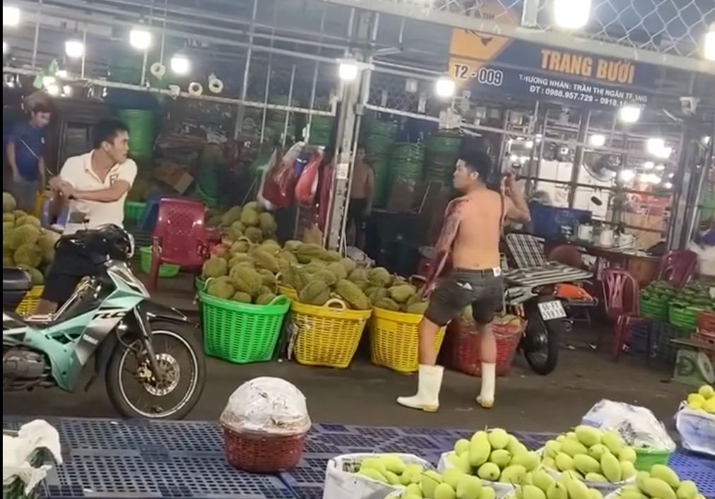 TP.HCM: Hai người cầm hung khí đánh nhau gây náo loạn chợ Bình Điền