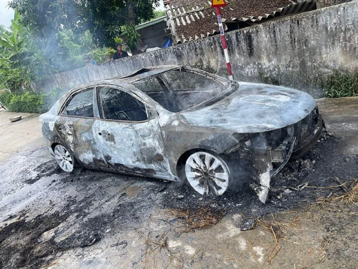 Xế hộp bốc cháy ngùn ngụt nghi do cuốn phải rơm rạ