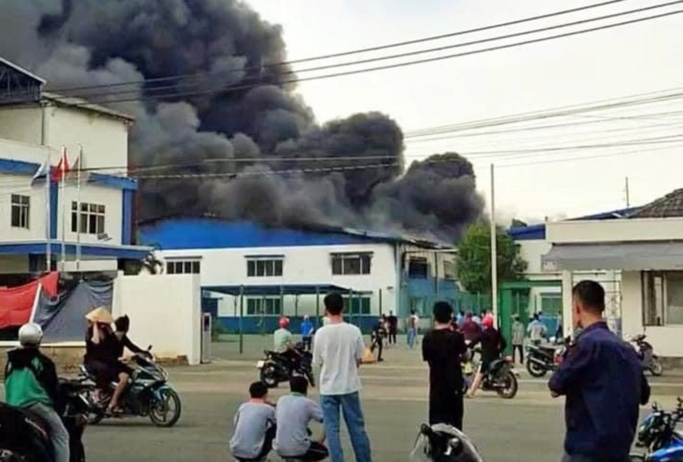 Cháy nhà xưởng gần 1.000 m2 khu công nghiệp ở Đồng Nai