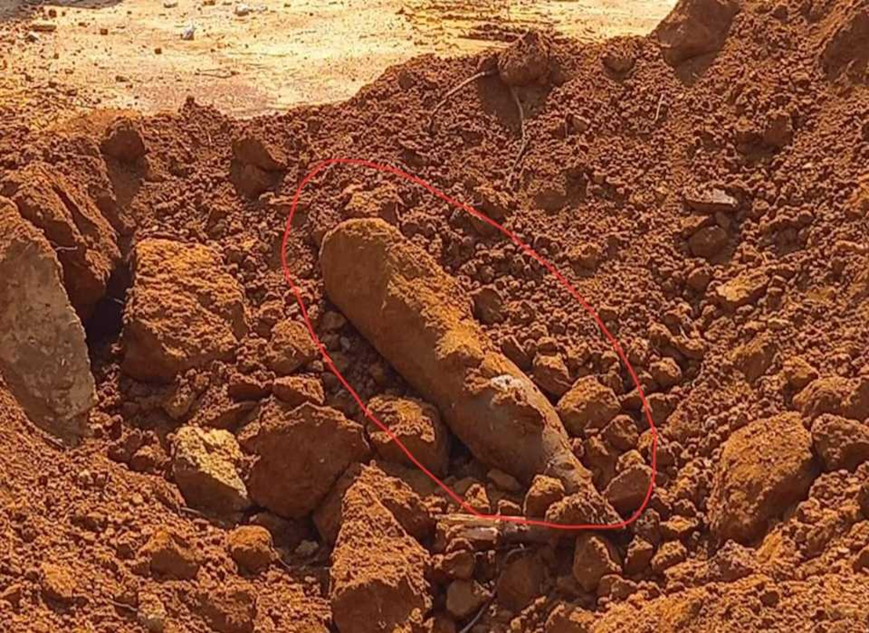 Phát hiện quả đạn dài 60 cm còn nguyên đầu nổ khi thi công trạm y tế