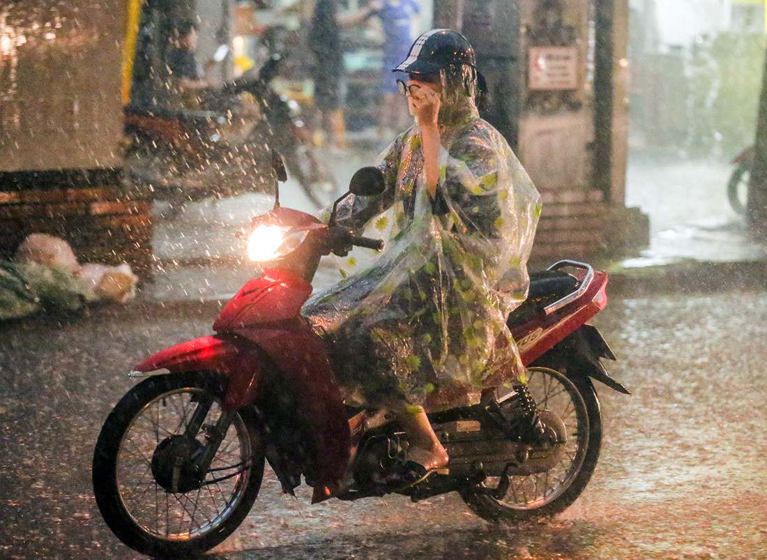 Mưa dông ở Bắc Bộ và Nam Bộ kéo dài trong nhiều ngày tới