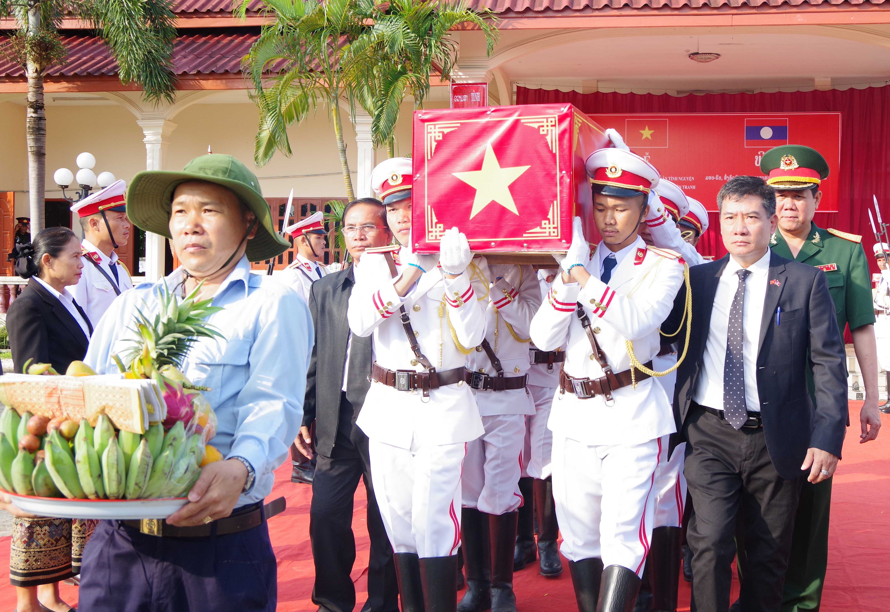 Đón hài cốt 12 liệt sỹ hi sinh tại Lào về với đất mẹ