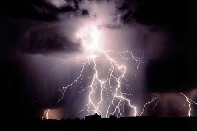 Người đàn ông ở Thái Bình bị sét đánh tử vong khi đang làm đồng