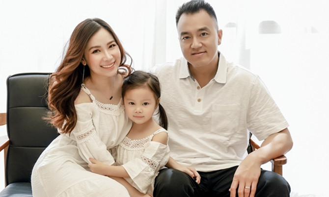 Duy Uyên 'Mắt Ngọc' sinh con ở tuổi 40: Tốn hàng trăm nghìn USD