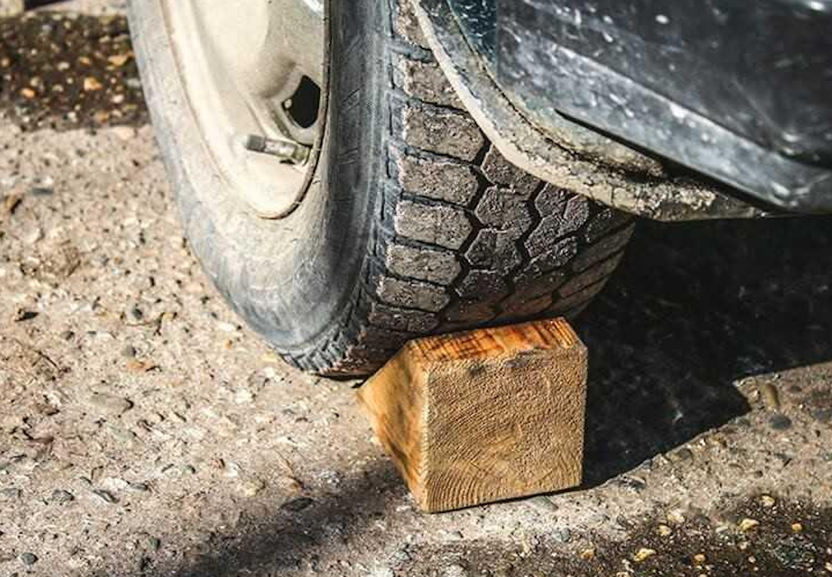 Đỗ xe trên dốc không chèn bánh có bị xử phạt?