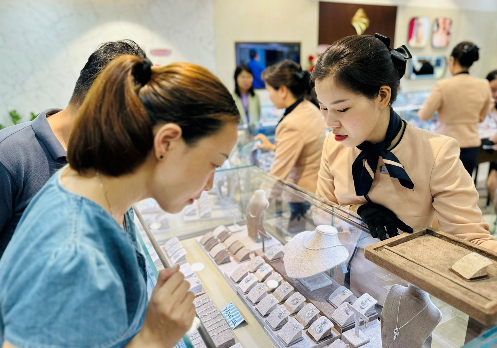 Giá vàng leo đỉnh, PNJ ‘bỏ túi’ 915 tỷ đồng sau 4 tháng