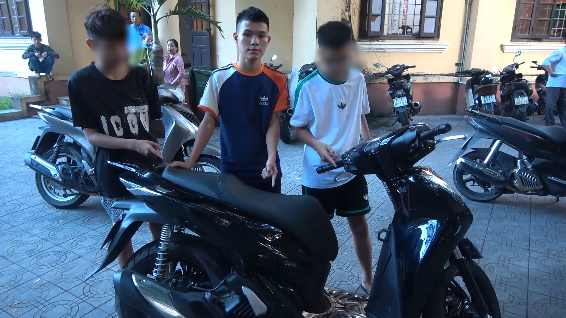 Ba gã thanh niên liều lĩnh phá cổng nhà người quen để trộm xe SH