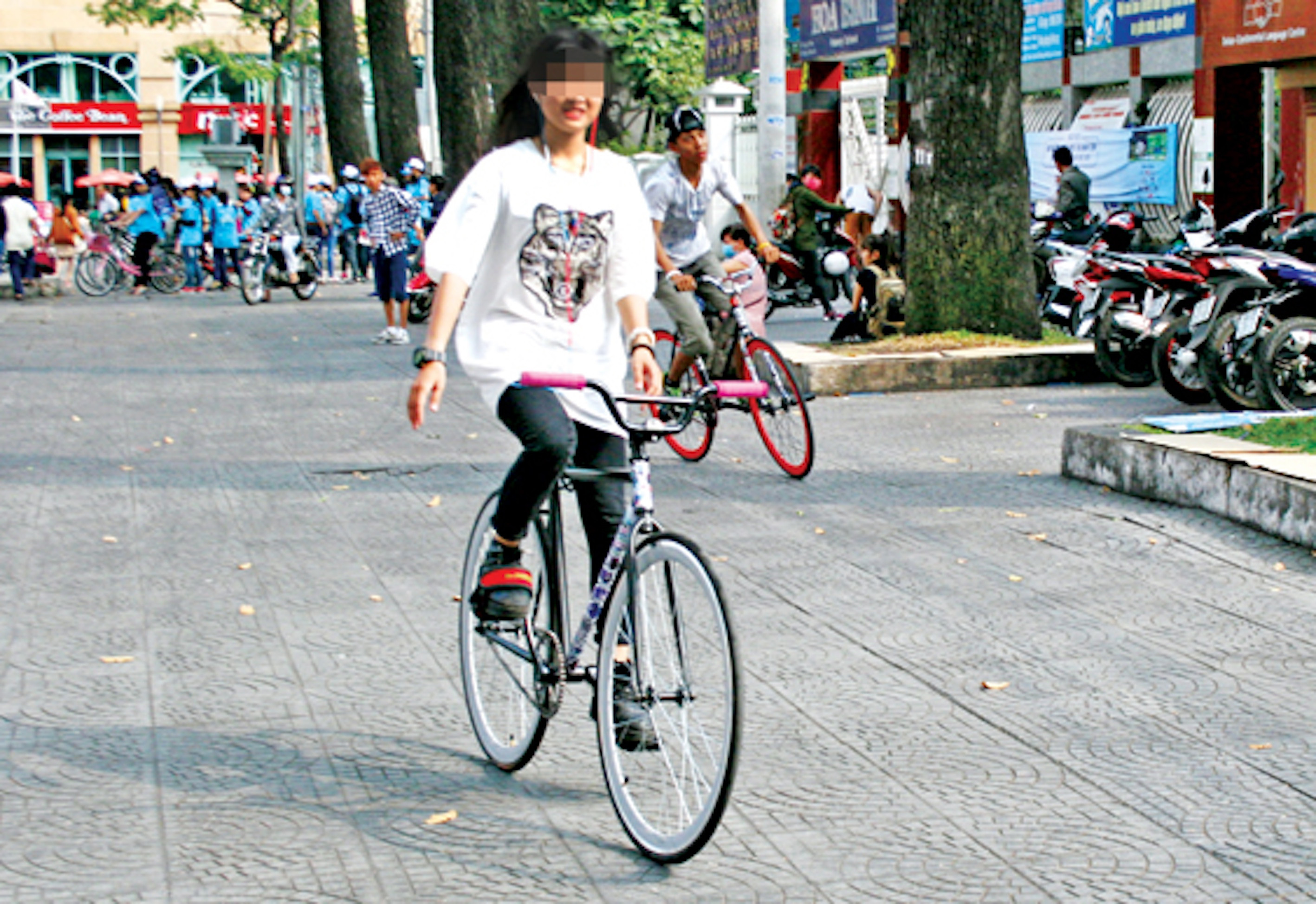 Xe đạp lạng lách, đánh võng phạt bao nhiêu tiền? 