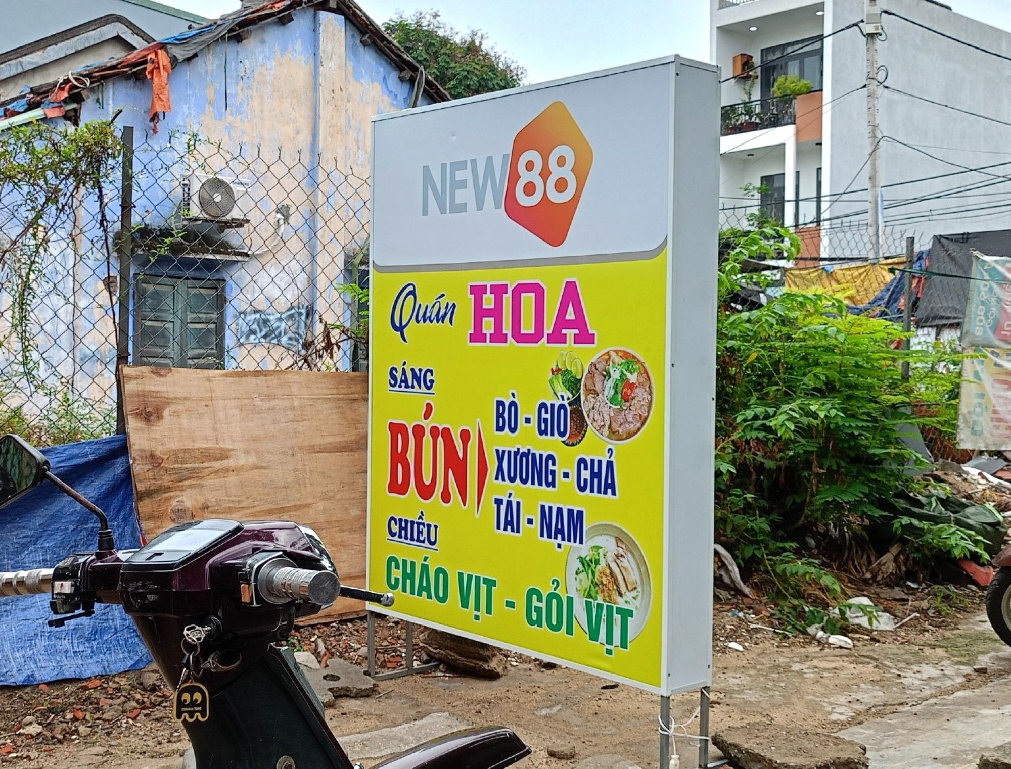 Quán ăn, cà phê đặt biển bán hàng có logo cá cược New88, Bet88