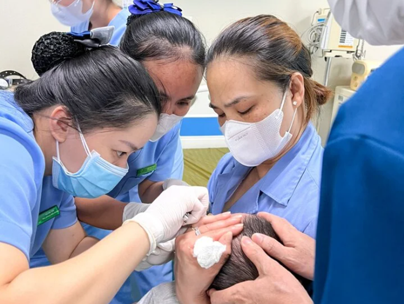 Khách sạn thuê người phá tổ ong, nhiều người đi đường bị đốt nhập viện