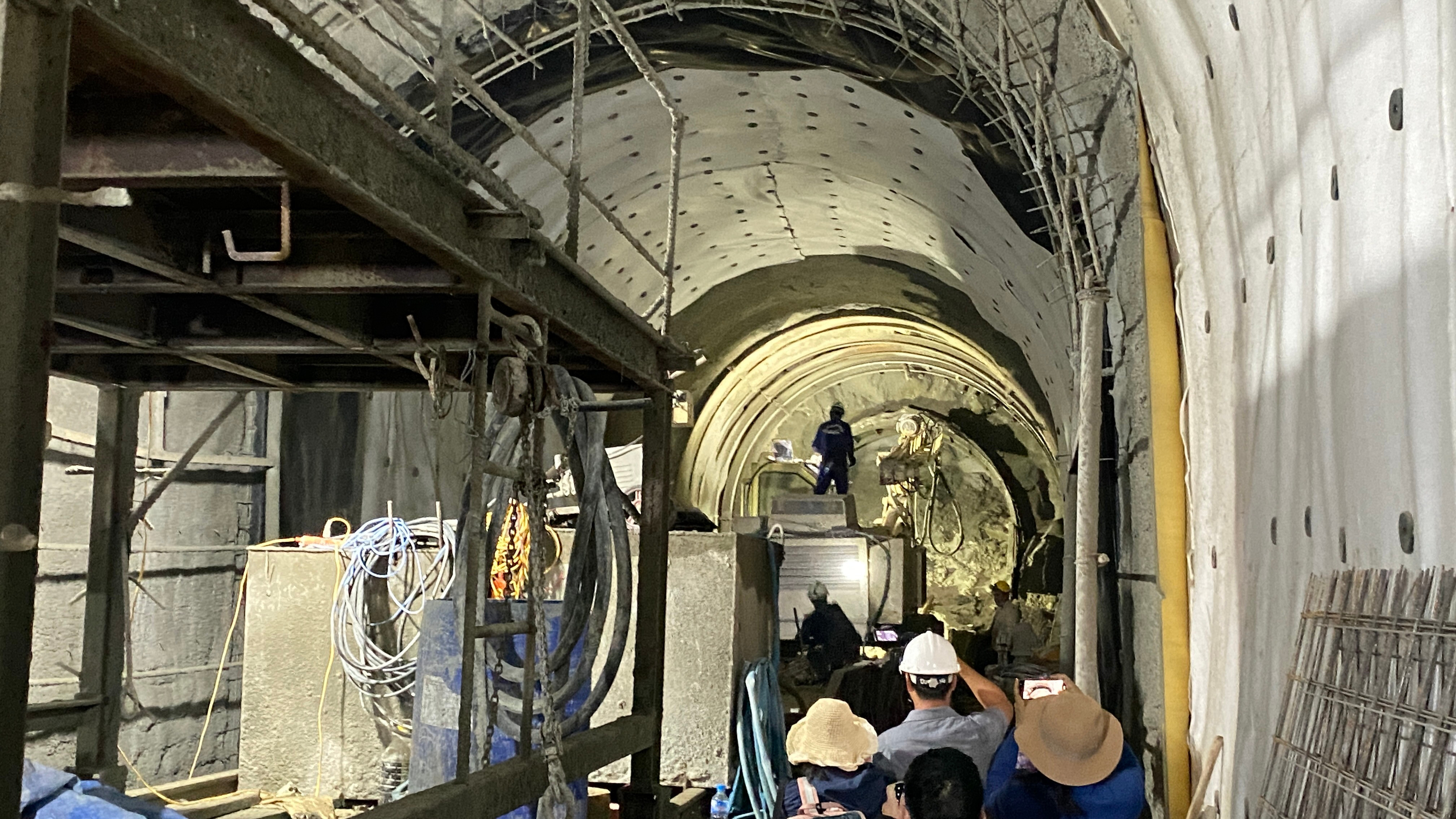 Cận cảnh quá trình khoan đèo thăm dò địa chất để gia cố hầm đường sắt Chí Thạnh