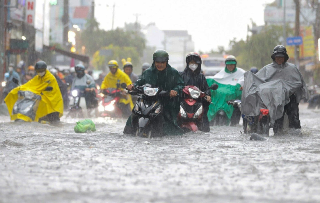 Hà Nội và TP.HCM cứ mưa lớn là ngập, hai Bộ trưởng lý giải