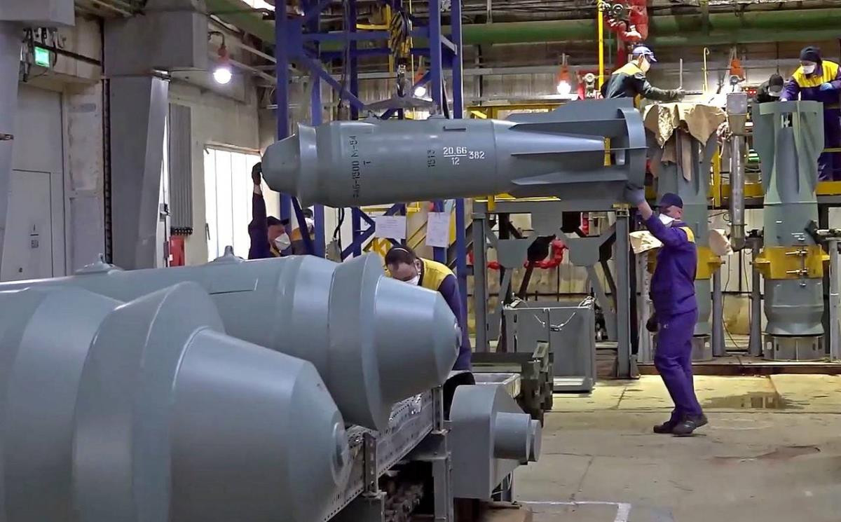 Nga dùng bom 1,5 tấn không kích điểm tập kết của Ukraine