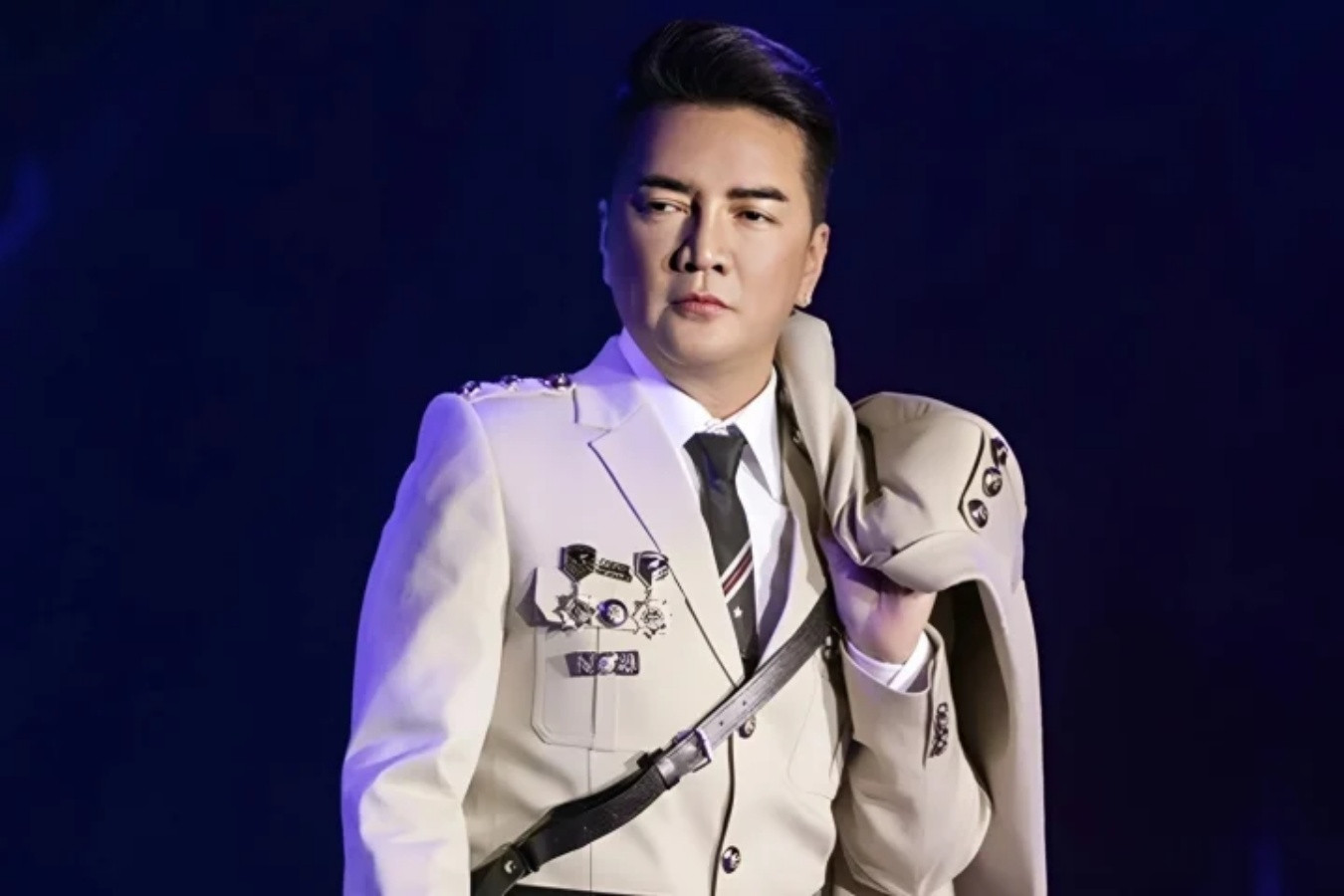 Trang phục 'lạ' của Đàm Vĩnh Hưng không phù hợp với văn hóa Việt Nam