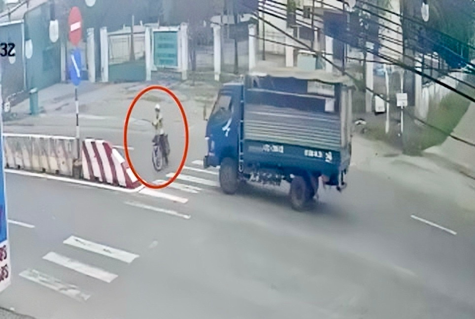 Đi ngược chiều trên quốc lộ 1A, người phụ nữ bị xe tải tông tử vong