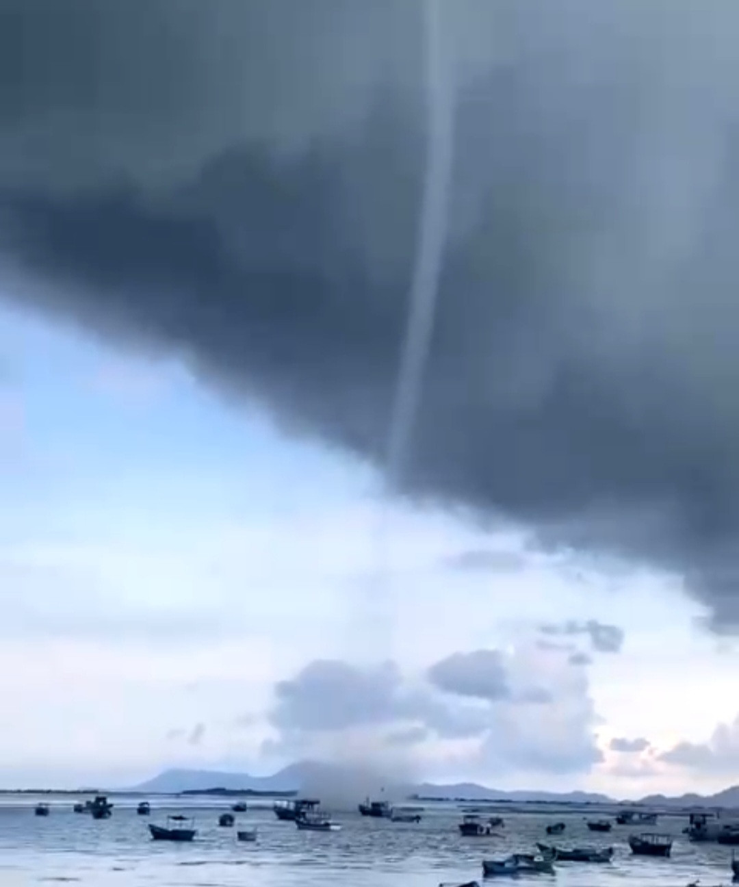Khoảnh khắc vòi rồng khổng lồ cuốn bay, đánh lật nhiều ghe, thuyền ở Khánh Hòa