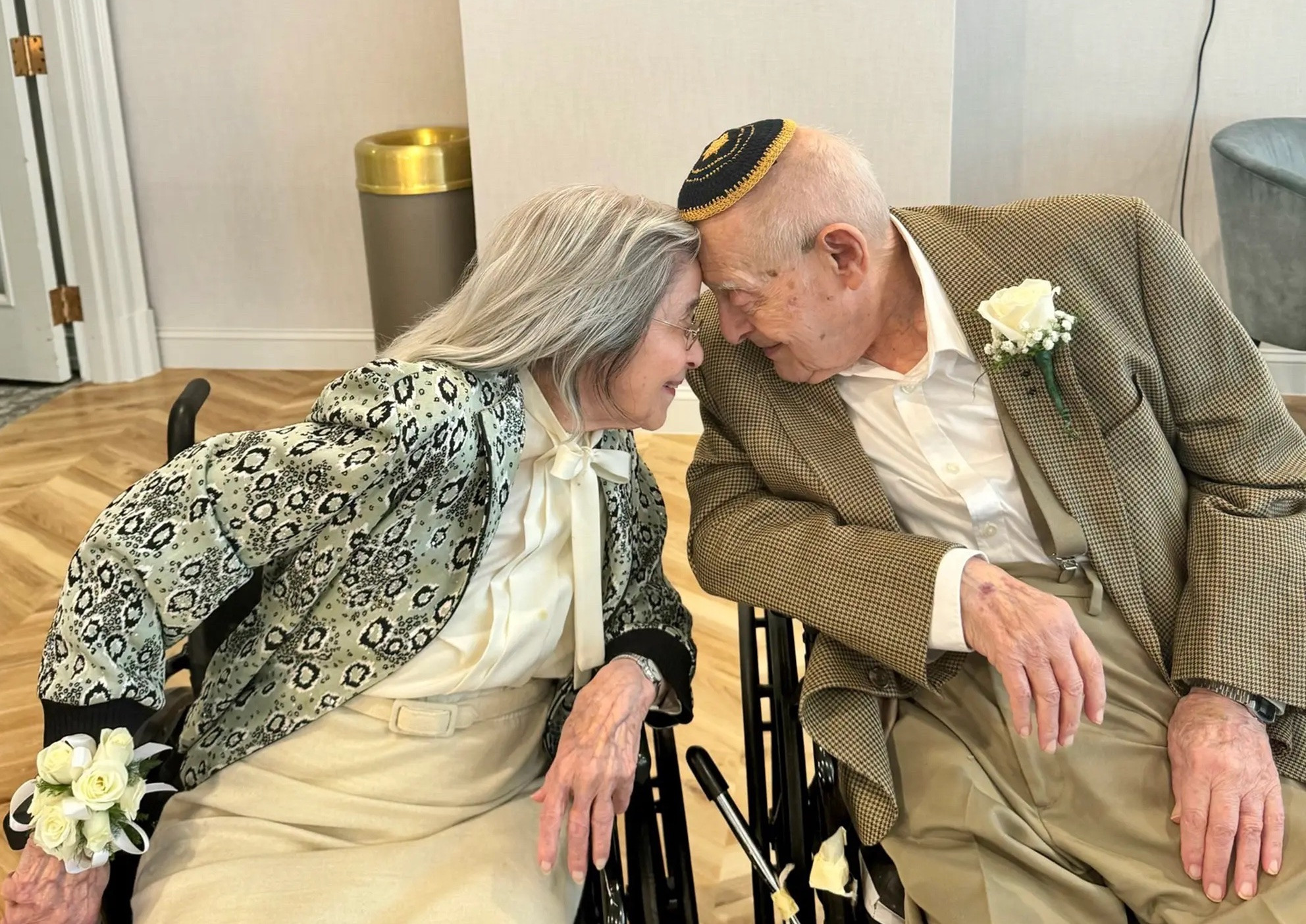 Hai cụ già hơn 100 tuổi kết hôn sau 9 năm hẹn hò