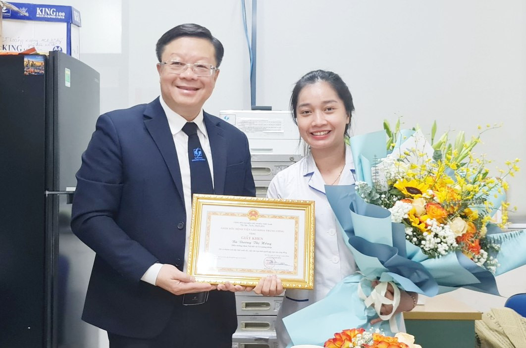 Nữ điều dưỡng kể khoảnh khắc cứu bé trai đuối nước bị sơ cứu sai cách