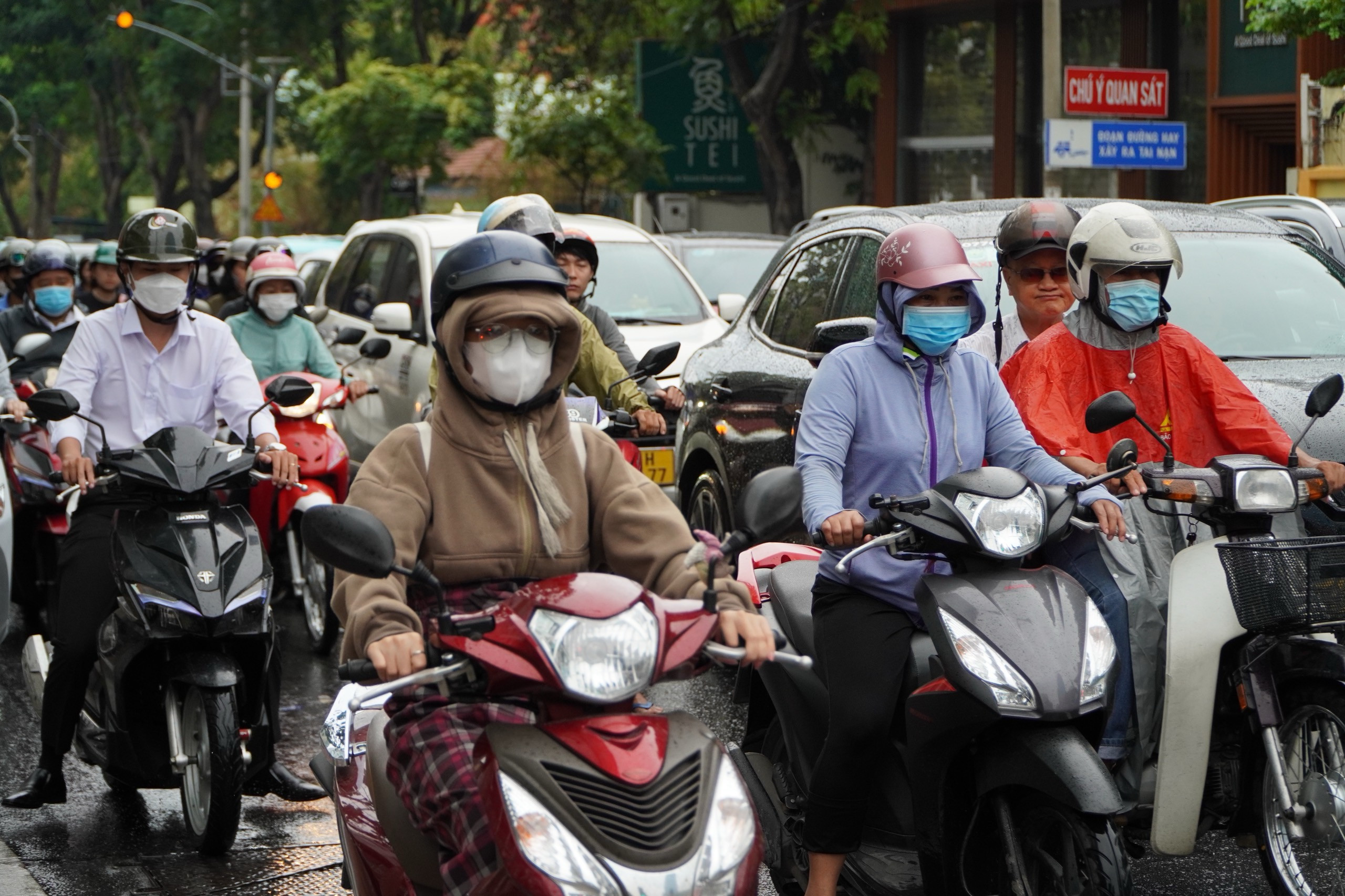 Dự báo thời tiết TP.HCM hôm nay 24/5: Nắng nóng, nền nhiệt cao nhất 35 độ C