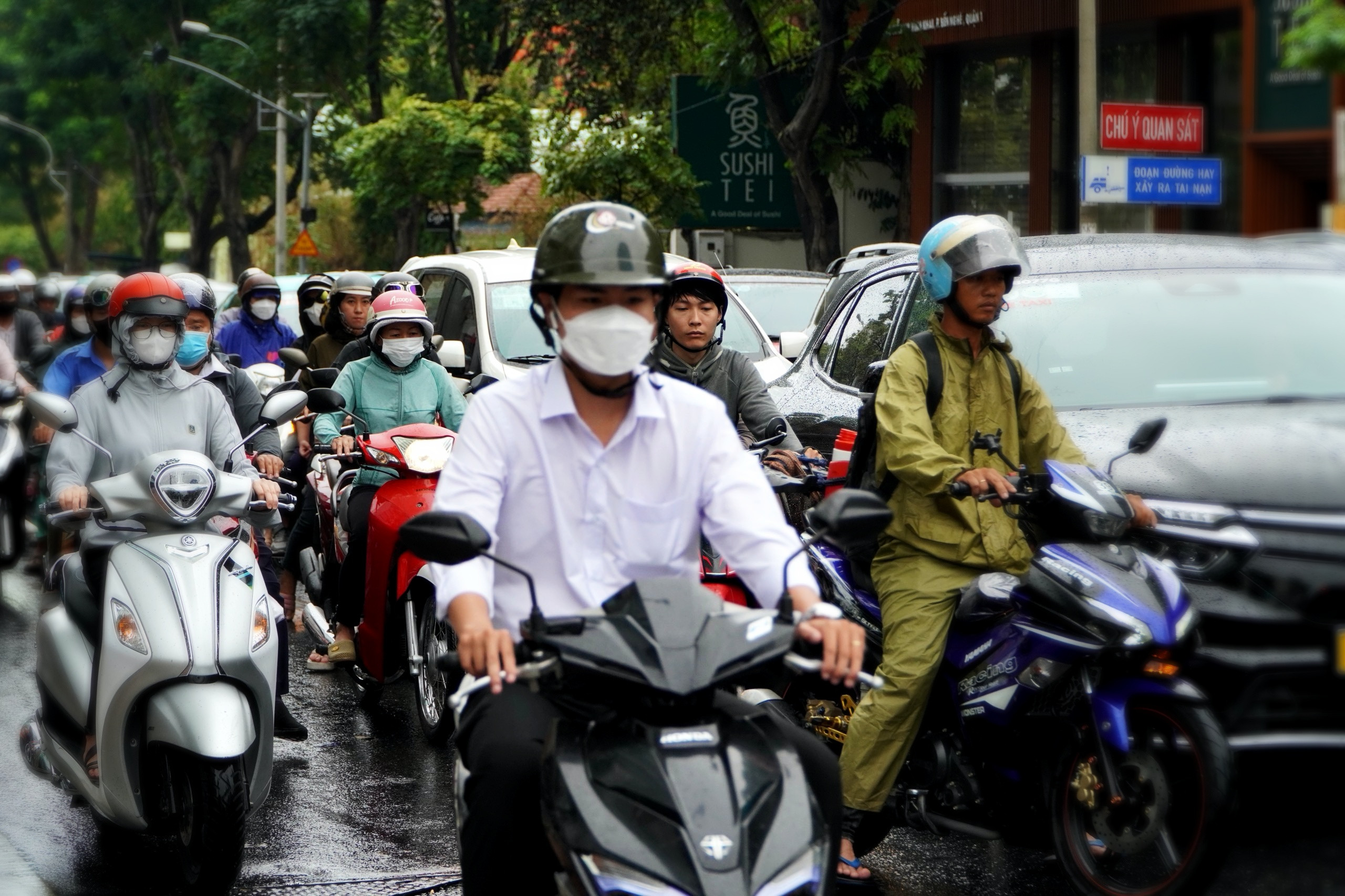 Dự báo thời tiết TP.HCM hôm nay 25/5: Nhiều mây, nắng nóng 36 độ C