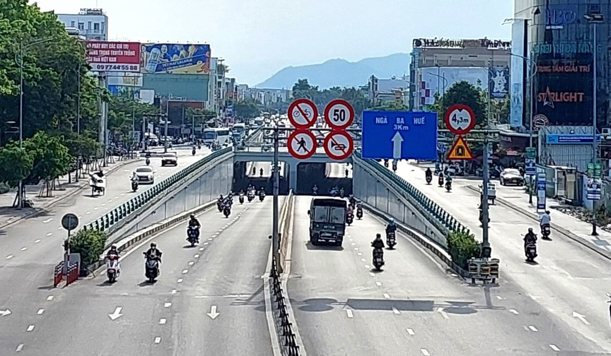 Có được lùi xe trong hầm đi bộ?