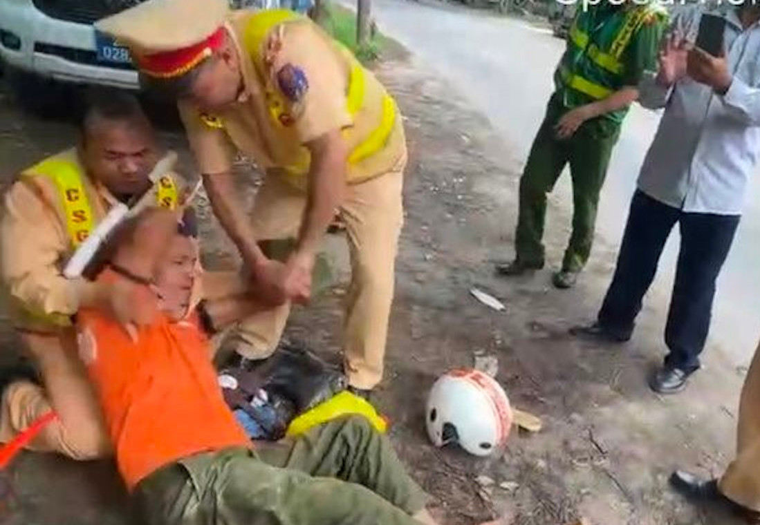 Tài xế say xỉn tát CSGT khi bị lập biên bản vi phạm nồng độ cồn