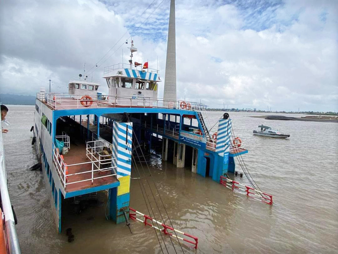 Phà trọng tải lớn ra đảo Cát Bà gặp sự cố, buộc phải di dời khỏi cảng