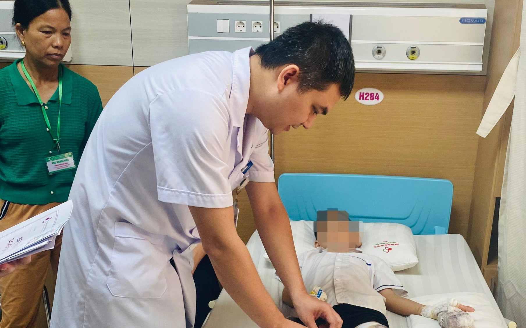 Vấp phải dây điện hở, bé 9 tuổi nguy kịch