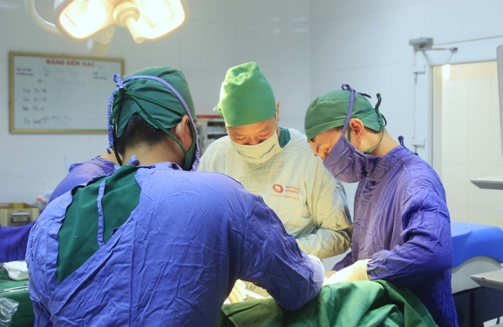 Đau bụng, đi khám phát hiện mắc 2 bệnh ung thư 