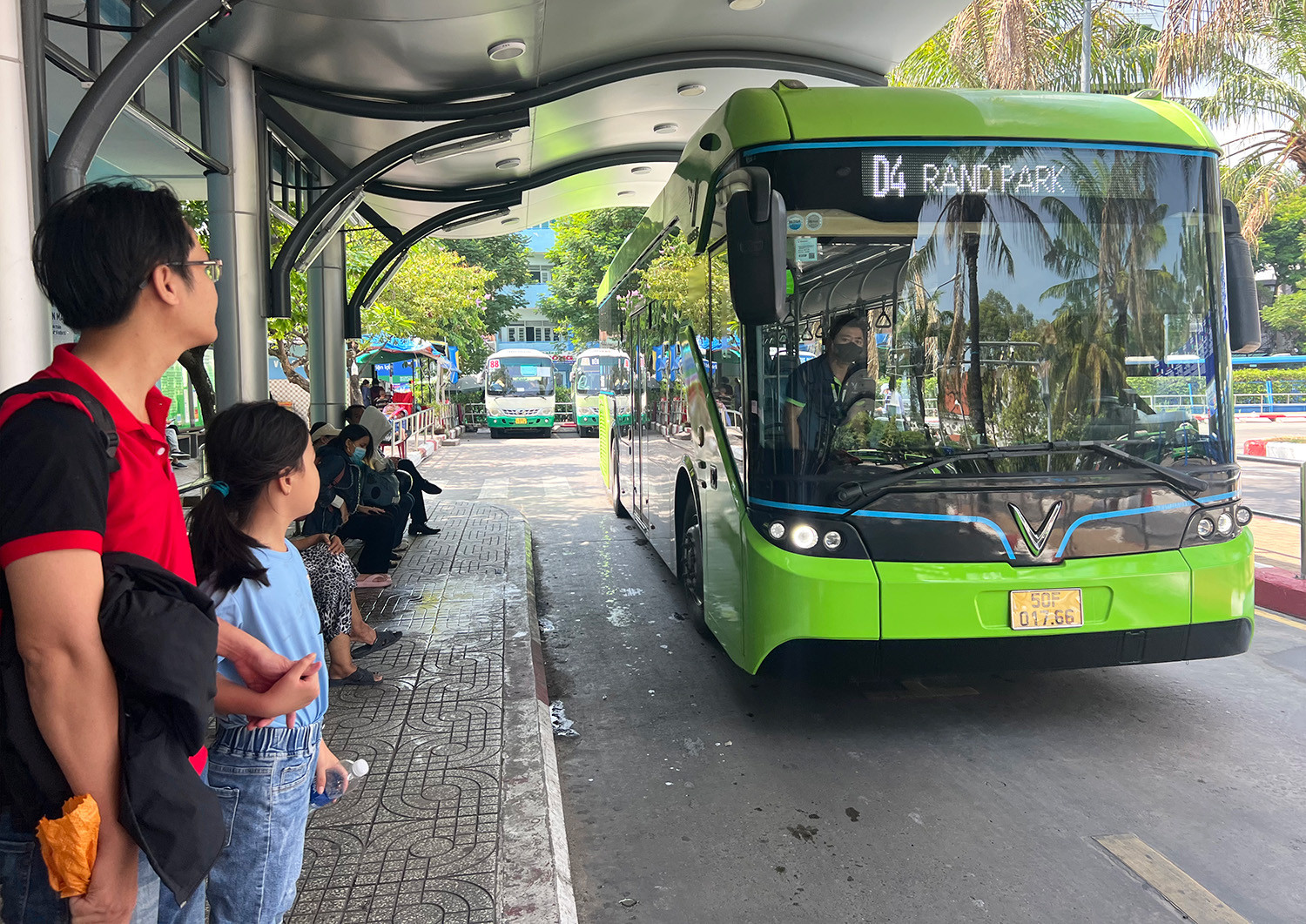 Hành khách đi xe buýt điện tại TP.HCM: Giá vé tăng đến 10.000 đồng vẫn ủng hộ