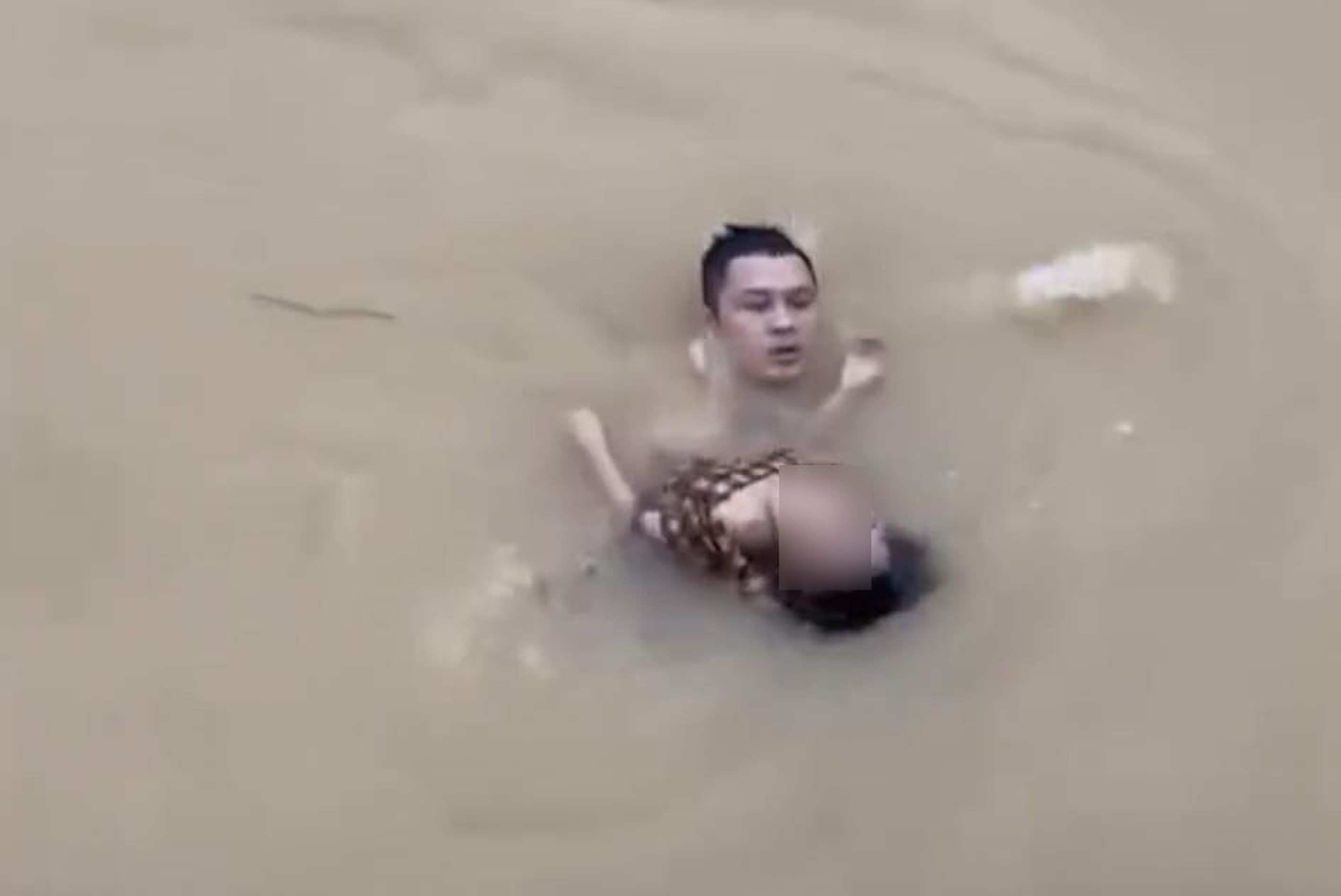 Người đàn ông lao xuống sông cứu cháu bé bị đuối nước ở Quảng Trị