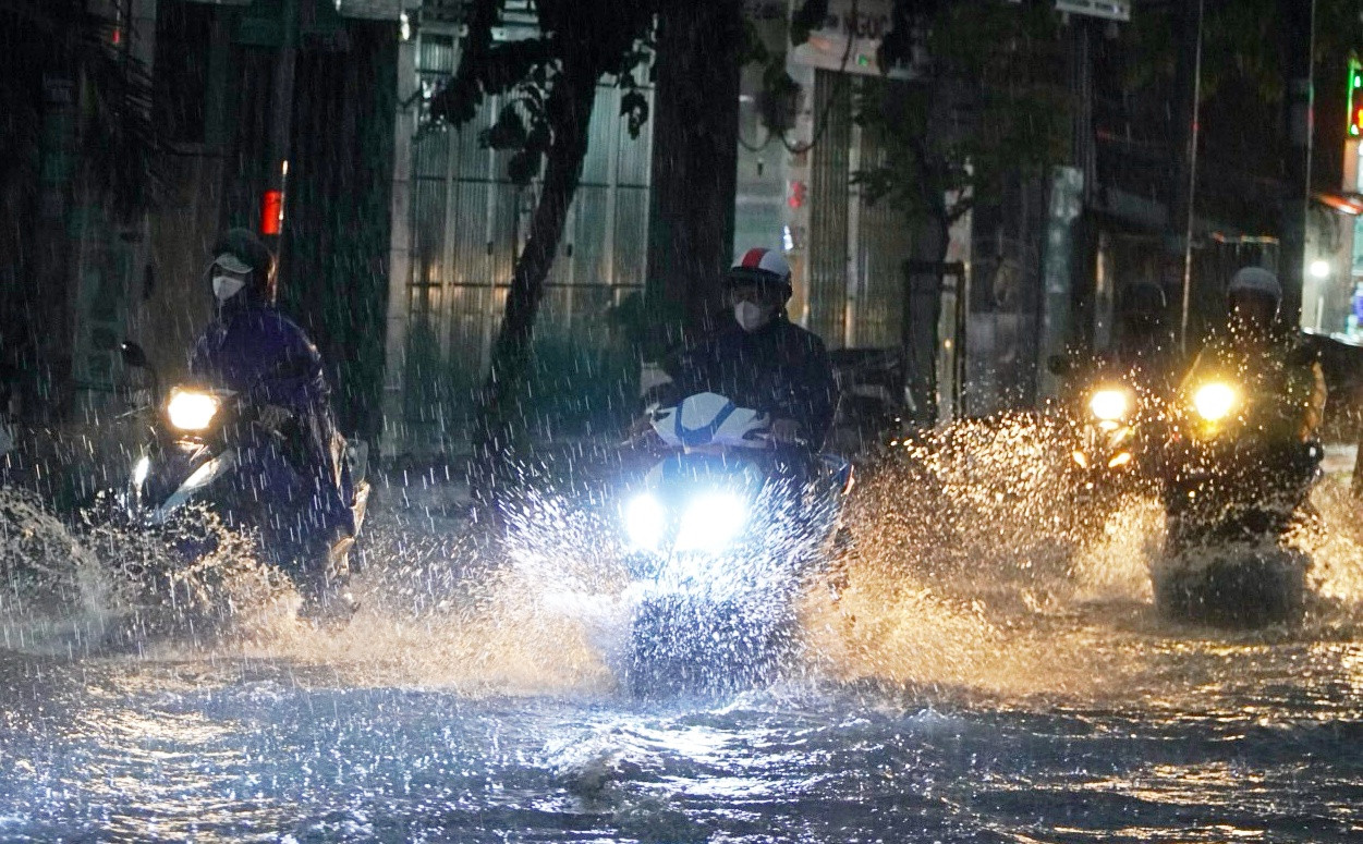 Dự báo thời tiết TP.HCM 28/5: Chiều có mưa rào và dông rải rác