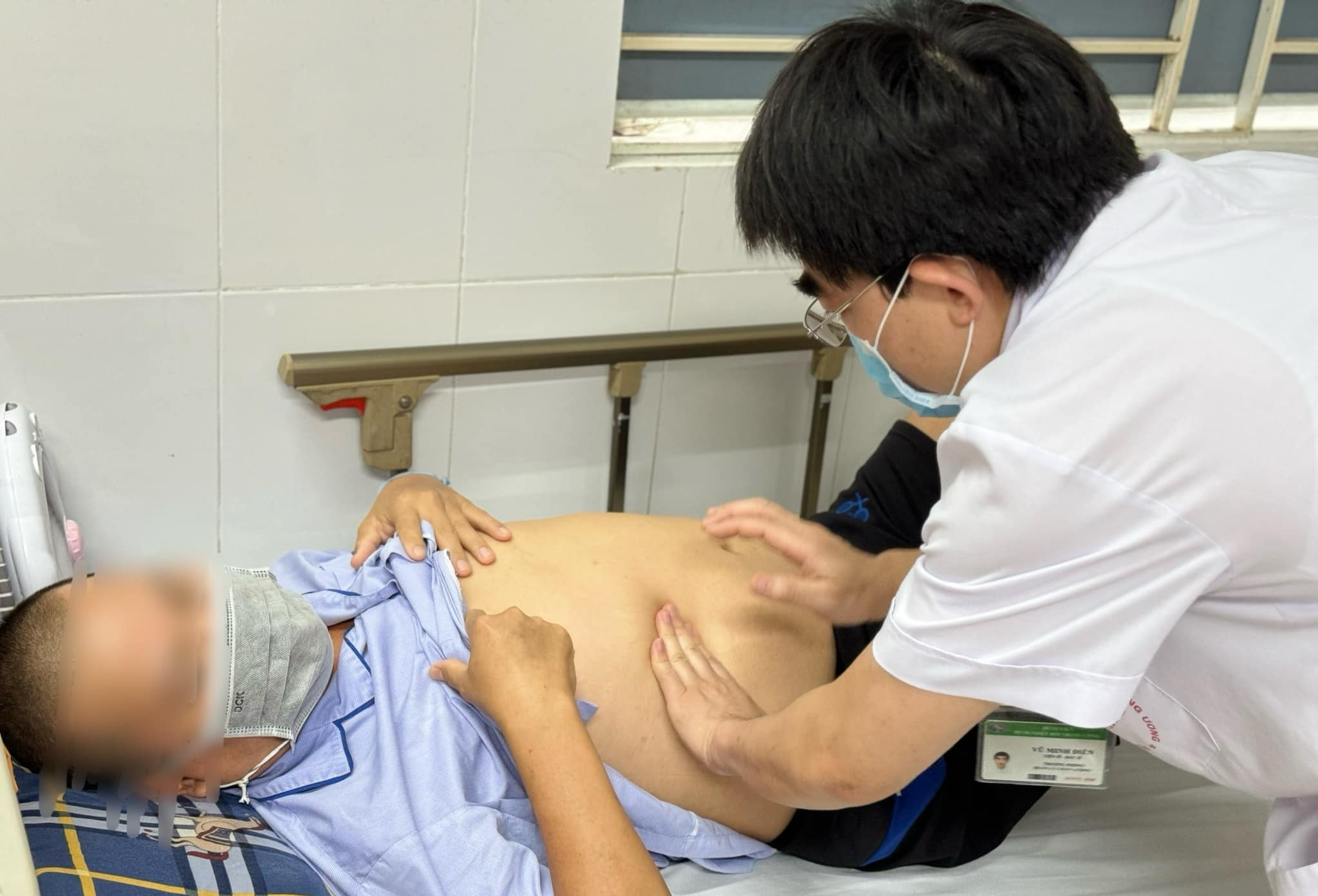 Nghiện ăn rau sống, người đàn ông bị sán lá gan bám chặt