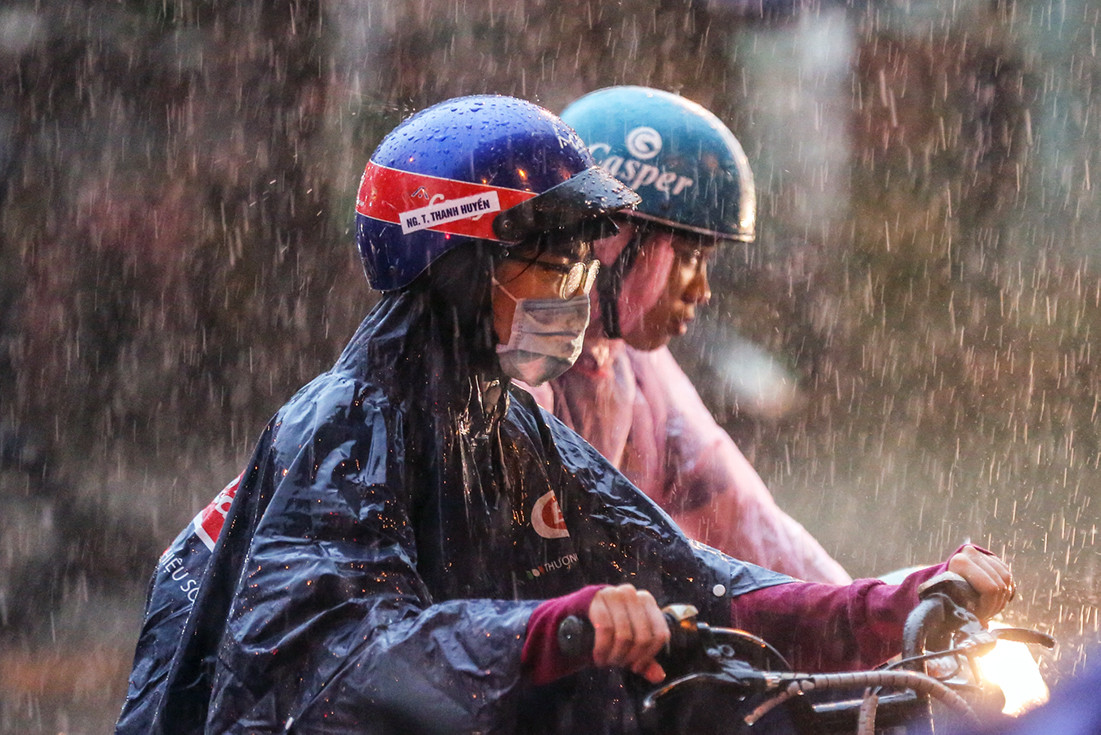 Chiều tối và đêm nay, hai miền Nam - Bắc cục bộ mưa to đến rất to