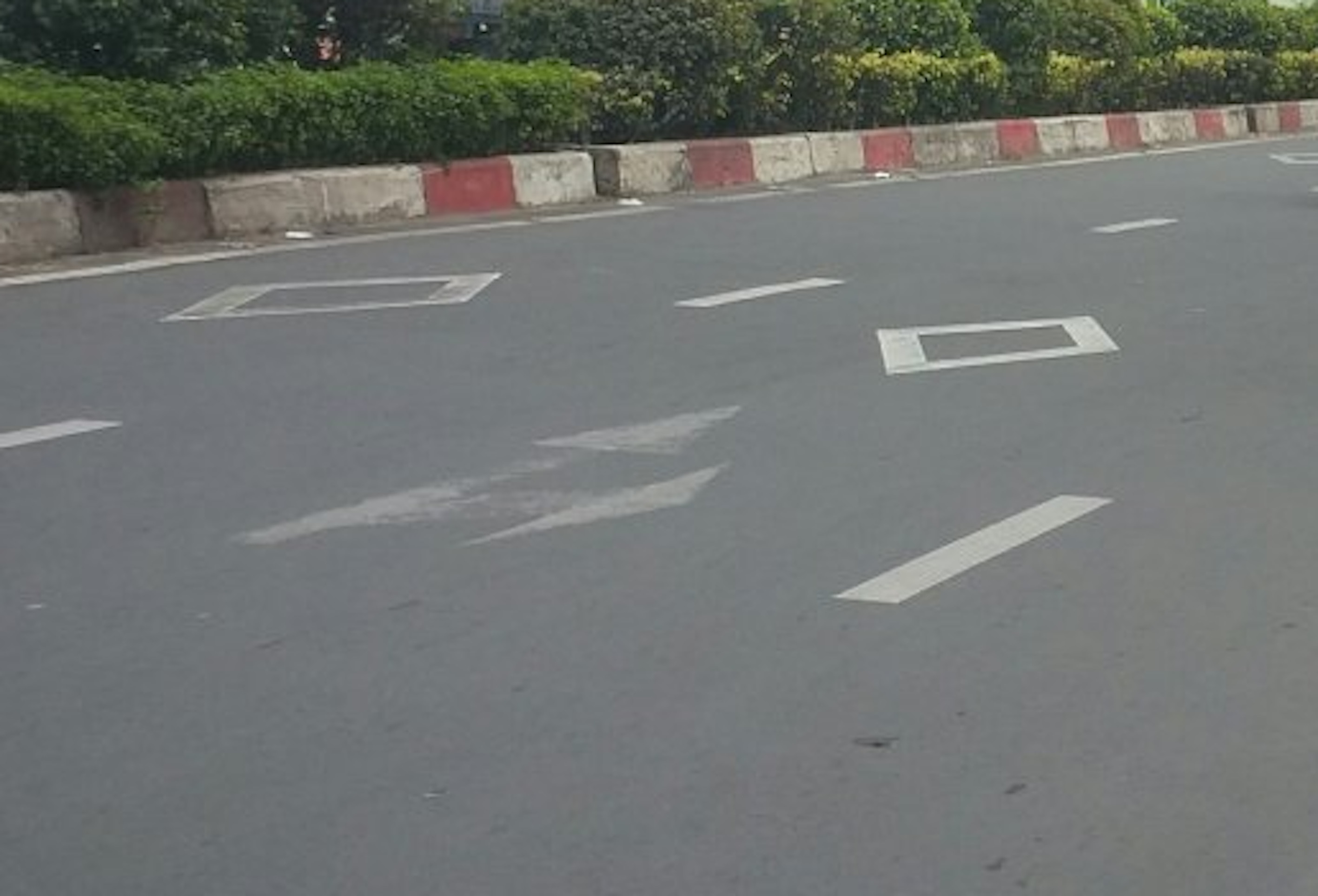 Vạch kẻ đường hình con thoi mang ý nghĩa gì? 