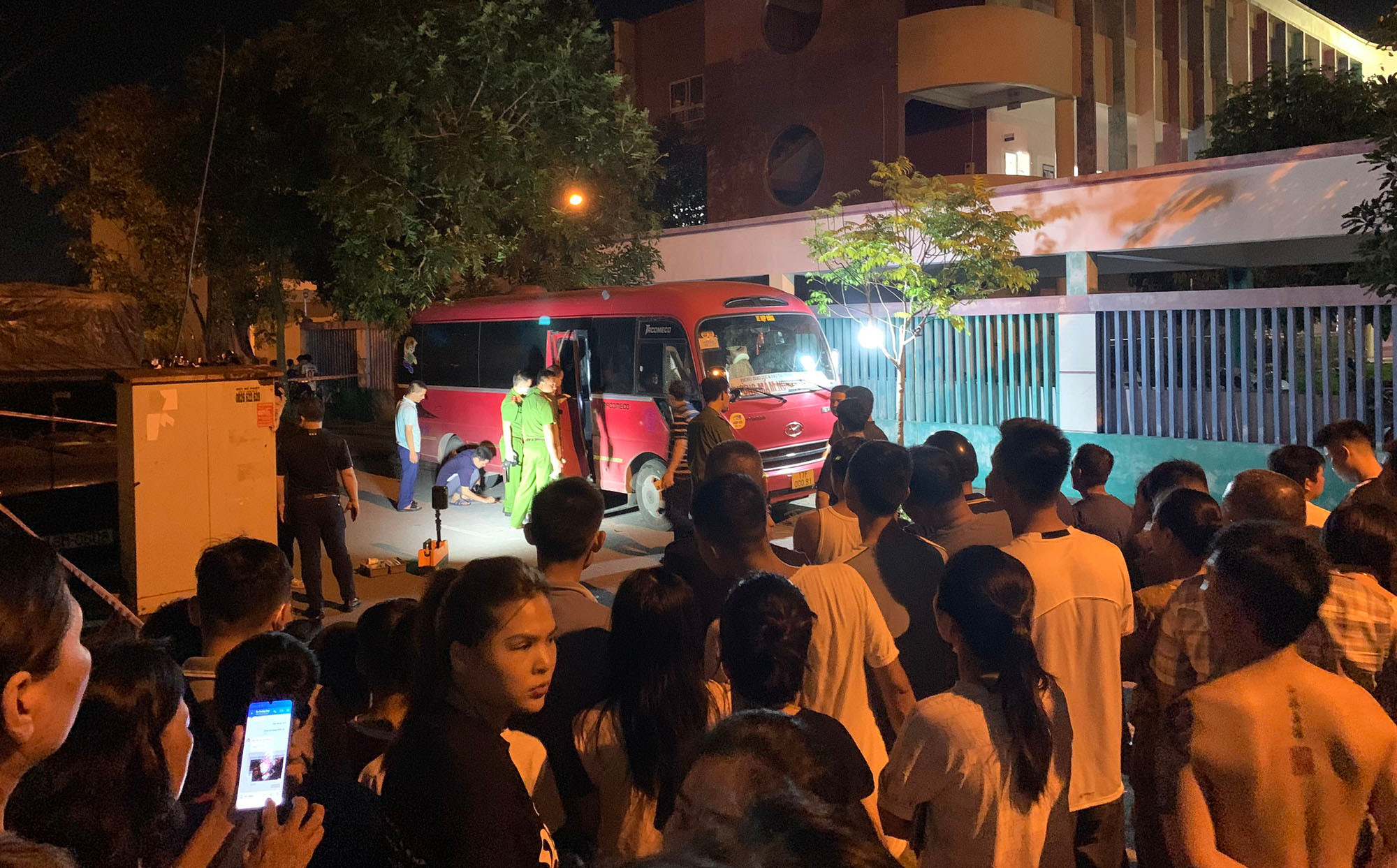 Bé trai 5 tuổi bị bỏ quên trên xe đưa đón học sinh ở Thái Bình đã không qua khỏi