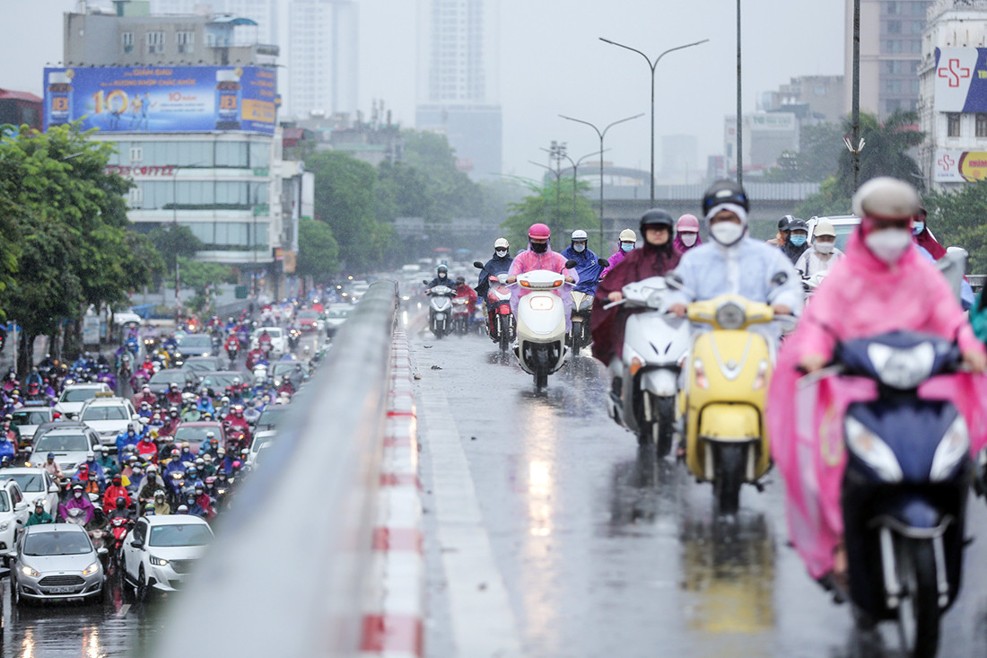 Hôm nay miền Bắc hứng mưa lớn, nhiệt độ giảm