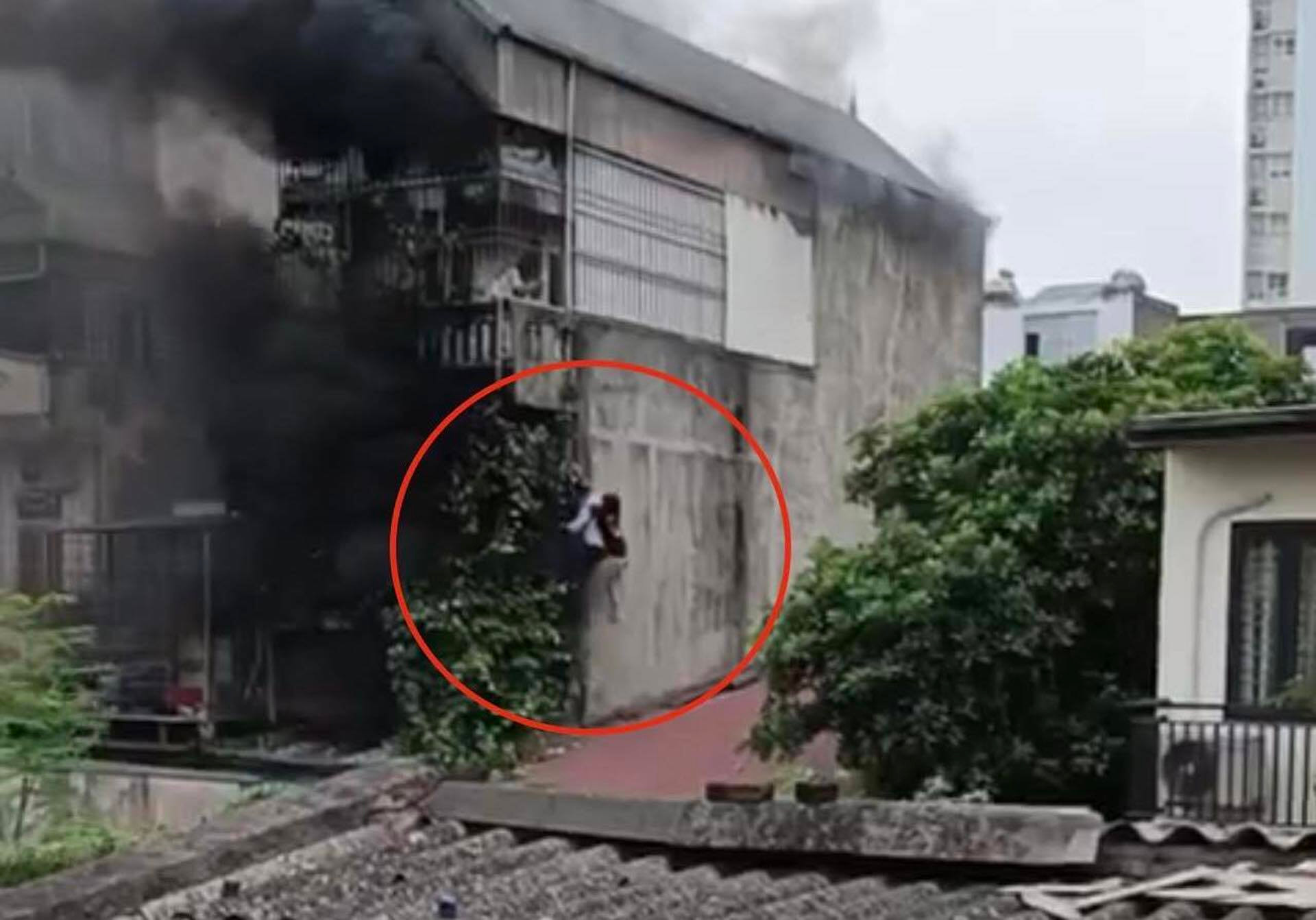 Người hùng kể phút phá lan can ban công, cõng 2 cô gái thoát khỏi đám cháy