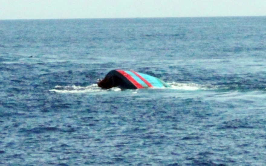 Tìm kiếm 3 người mất tích trên vùng biển Cát Bà