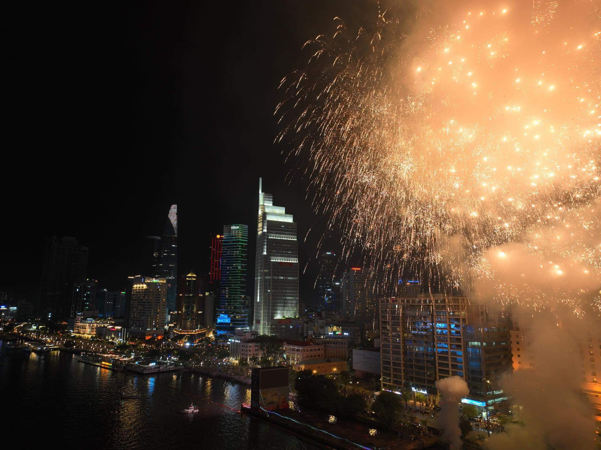 Pháo hoa, drone tạo hình rực rỡ đêm khai mạc Lễ hội sông nước TP.HCM 2024 