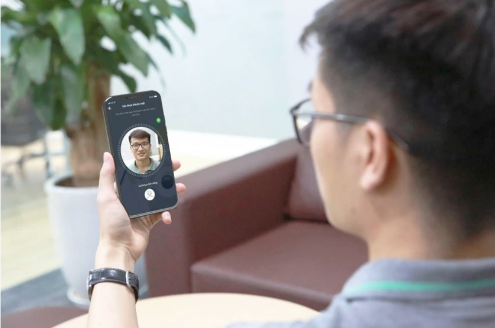 Người dân, nhân viên ngân hàng ‘toát mồ hôi’ với sinh trắc học