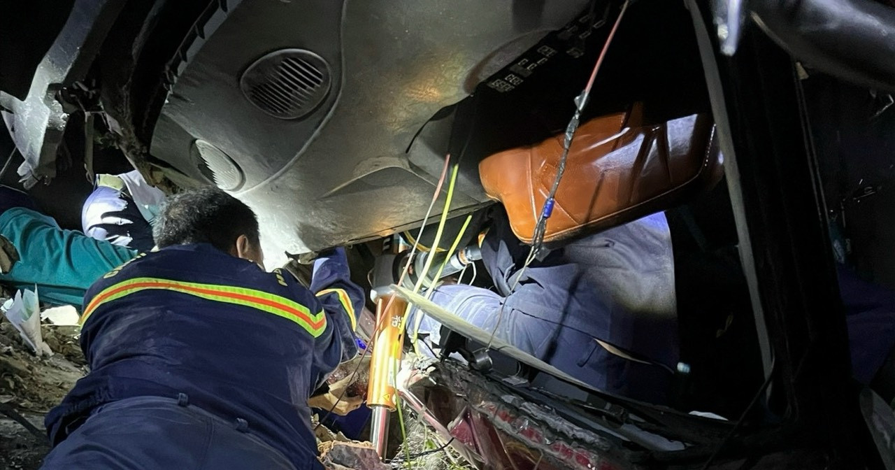 Nhiều giờ giải cứu tài xế mắc kẹt trong cabin xe đầu kéo bị lật ở Bình Định