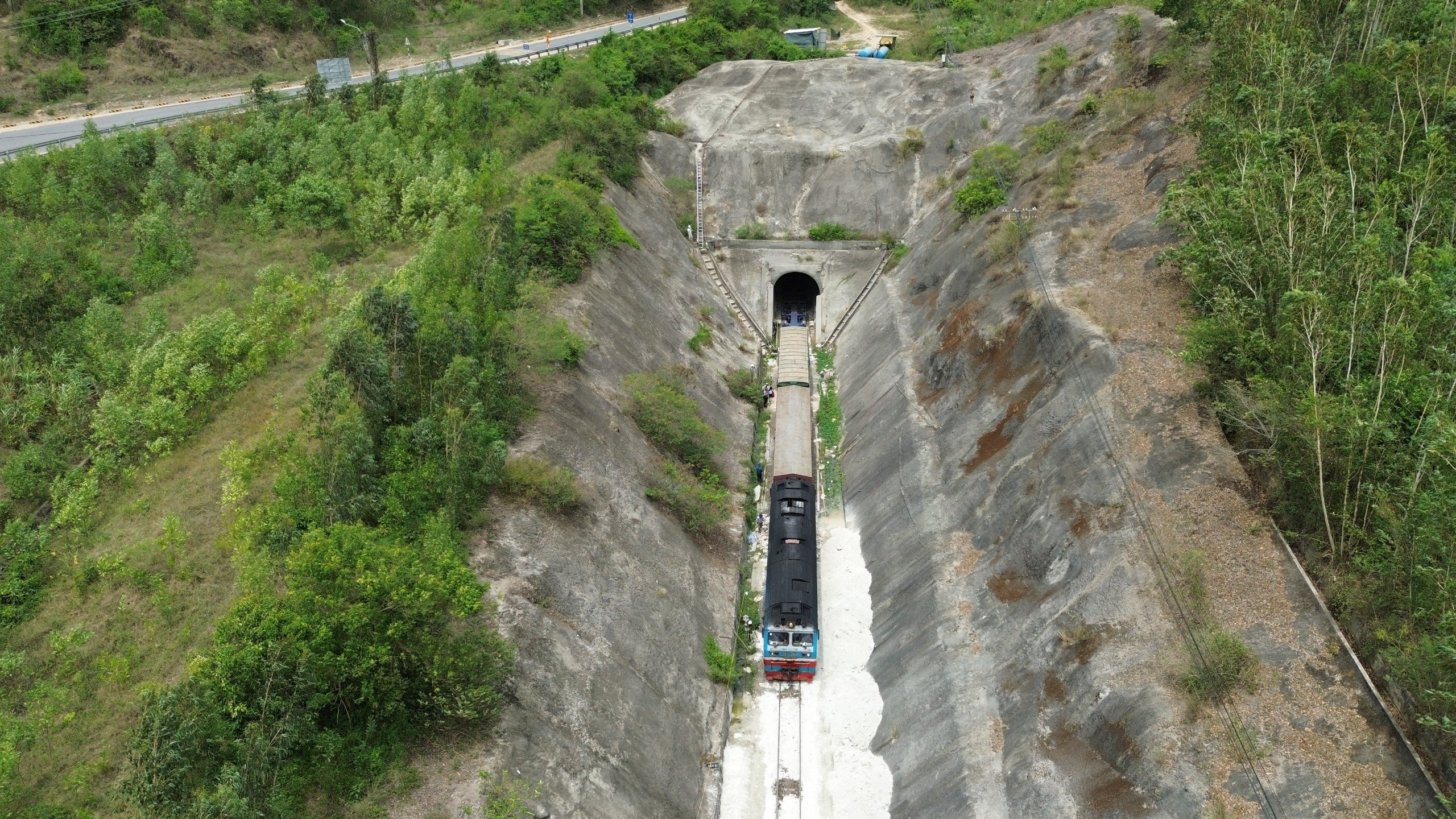 Thông hầm đường sắt Chí Thạnh sau 10 ngày sạt lở