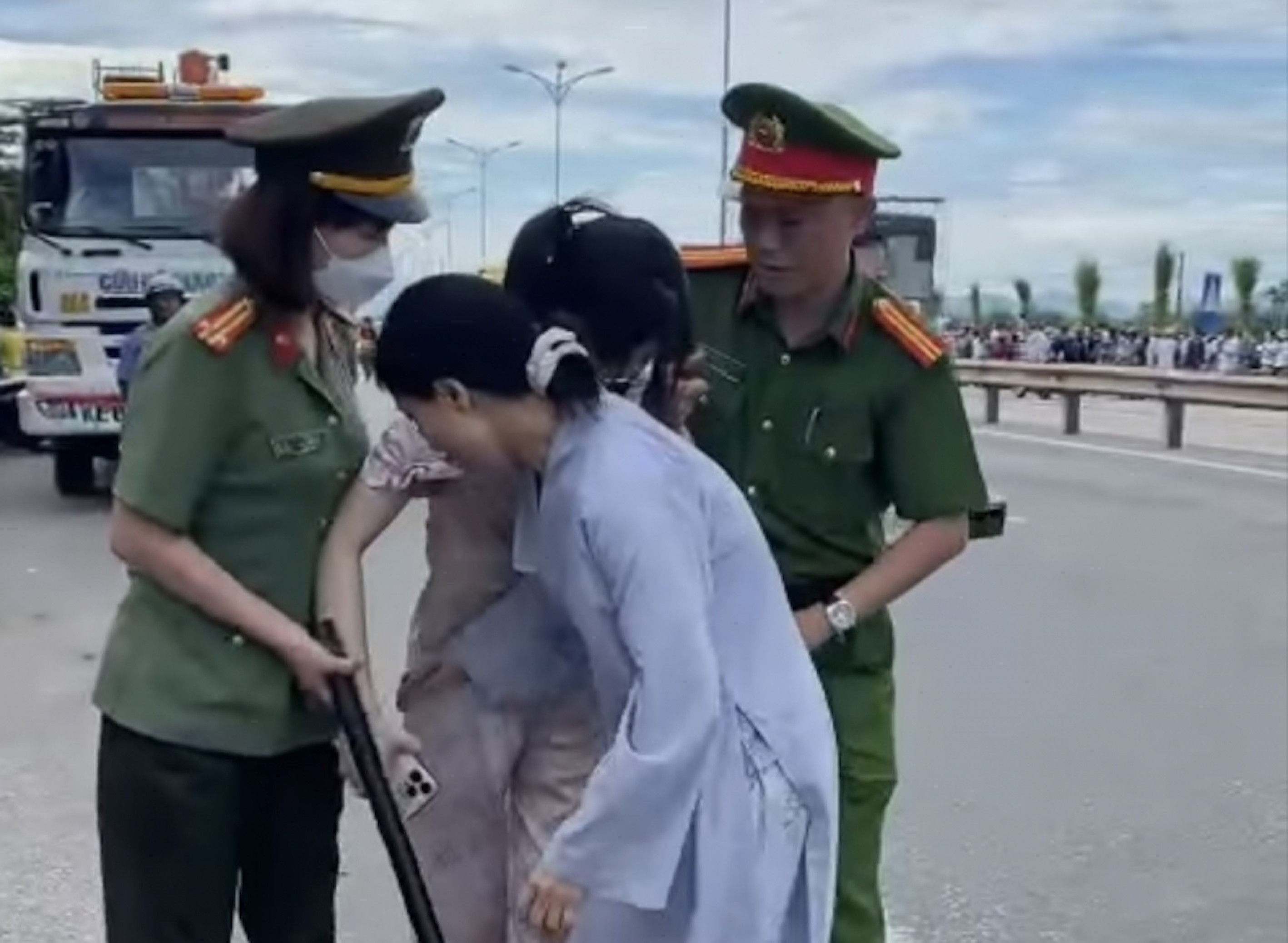 Cô gái trẻ ngất xỉu khi đi cùng đám đông theo ông Thích Minh Tuệ